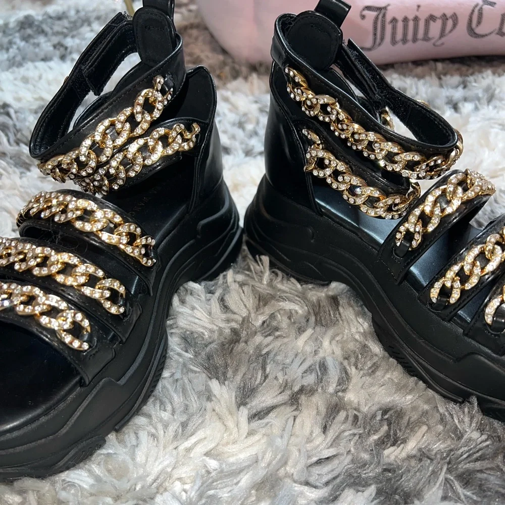 Azalea Wang DO IT LIKE WE DO FLATFORM SANDAL IN GOLD